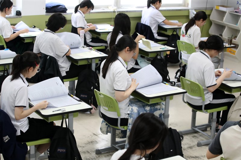 2025학년도 7월 고3 전국연합학력평가가 치러진 10일 오전 대구 수성구 대구여자고등학교에서 고3 학생들이 1교시 국어 영역 시험을 시작하고 있다. 2025.7.10/뉴스1 ⓒ News1 공정식 기자