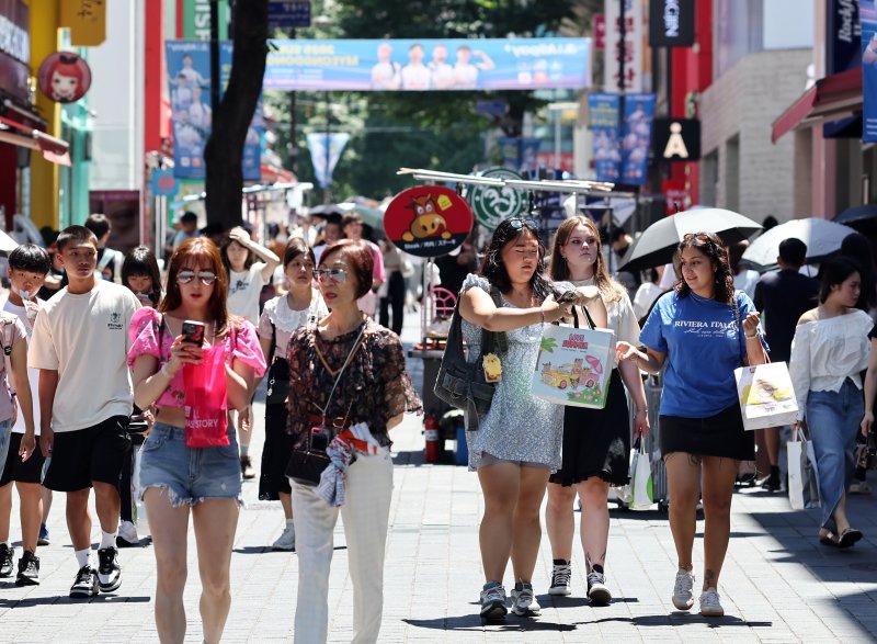 기획재정부는 지역관광 활성화 방안인 ‘K-지역관광 토털 패키지’를 이달 중에 발표할 경제성장전략에 담을 예정이다. 사진은 지난 7월말 서울 명동거리를 걷고 있는 관광객들 모습. 연합뉴스