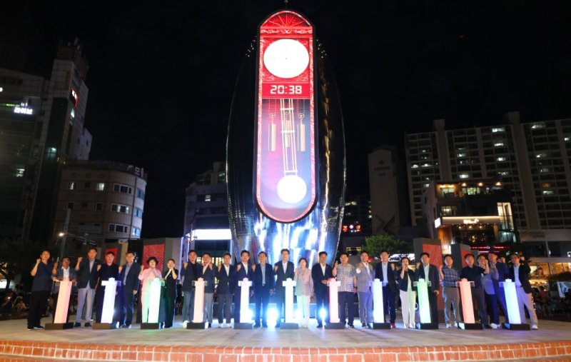 [포항=뉴시스] 송종욱 기자 = 경북 포항시는 지난 26일 북구 두호동 영일대해수욕장 앞에서 해양 관광의 랜드마크로 자리매김할 '빛의 시계탑' 준공식을 개최했다. 사진은 이강덕 시장, 김일만 시의회 의장, 김정재 국회의원, 시도 의원, ’기관 단체장, 주민들이 준공 기념 퍼포먼스를 하는 모습. (사진=포항시 제공) 2025.07.27. photo@newsis.com