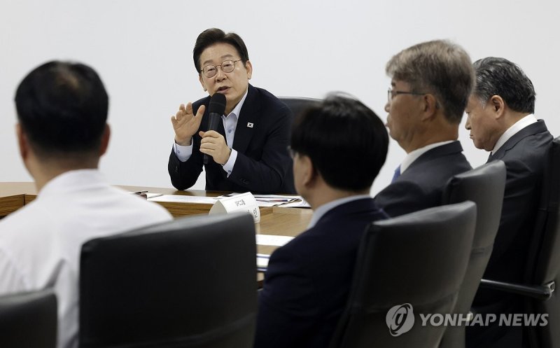 근로자 노동 환경 질문하는 이재명 대통령 (출처=연합뉴스)