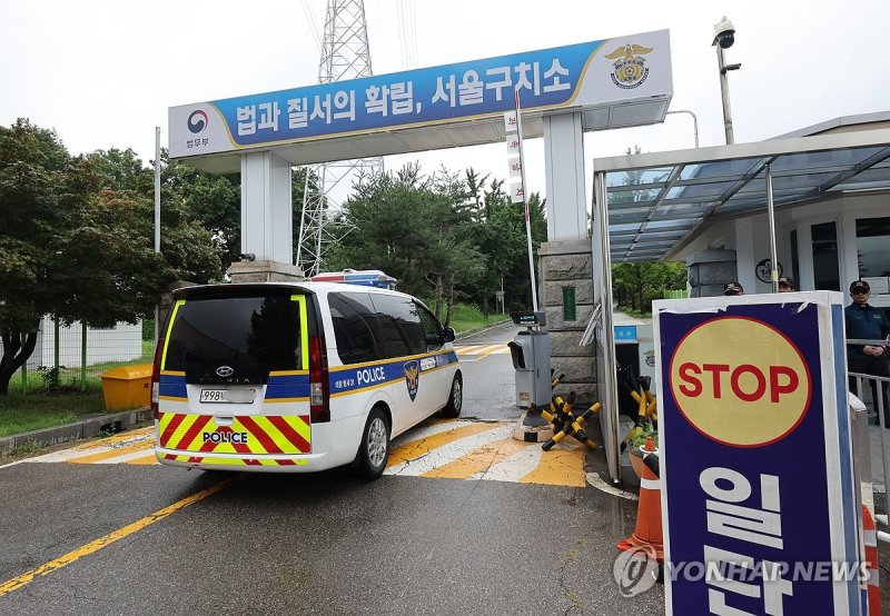 서울구치소 향하는 경찰 차량 (출처=연합뉴스)