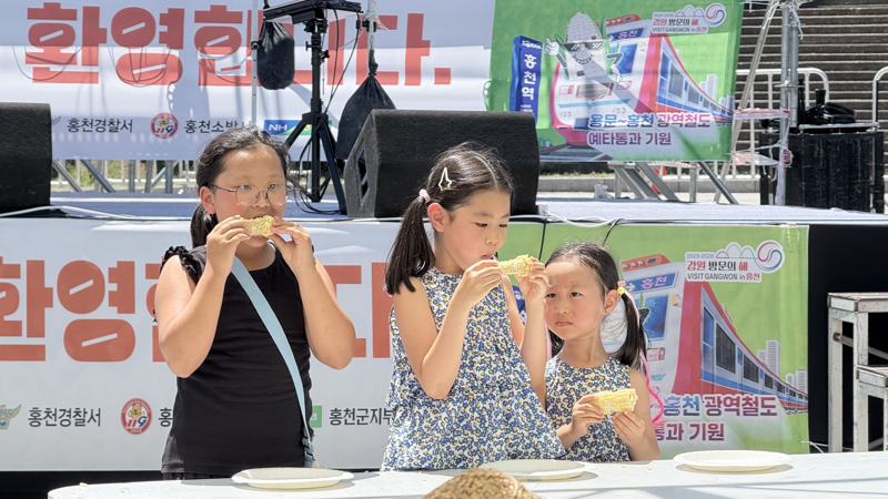 제29회 홍천찰옥수수축제장에서 어린이들이 옥수수를 맛있게 먹고 있다. 홍천문화재단 제공