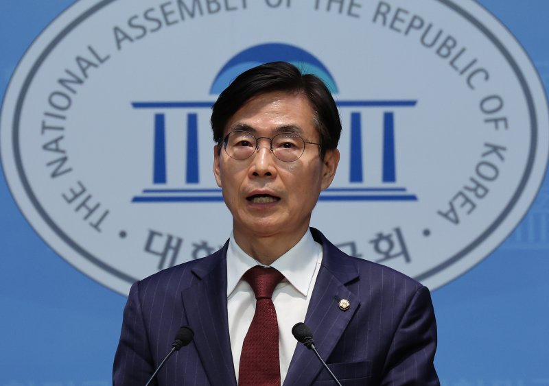 [서울=뉴시스] 김명년 기자 = 국민의힘 당대표 출마선언을 한 조경태 의원이 27일 오후 서울 여의도 국회 소통관에서 '혁신후보 단일화 재촉구 기자회견'을 열고 발언하고 있다. 2025.07.27. kmn@newsis.com