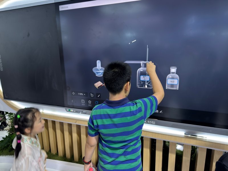 중국 '2025 세계인공지능대회'에 전시된 가상 과학 실험용 AI 칠판 (출처=연합뉴스)