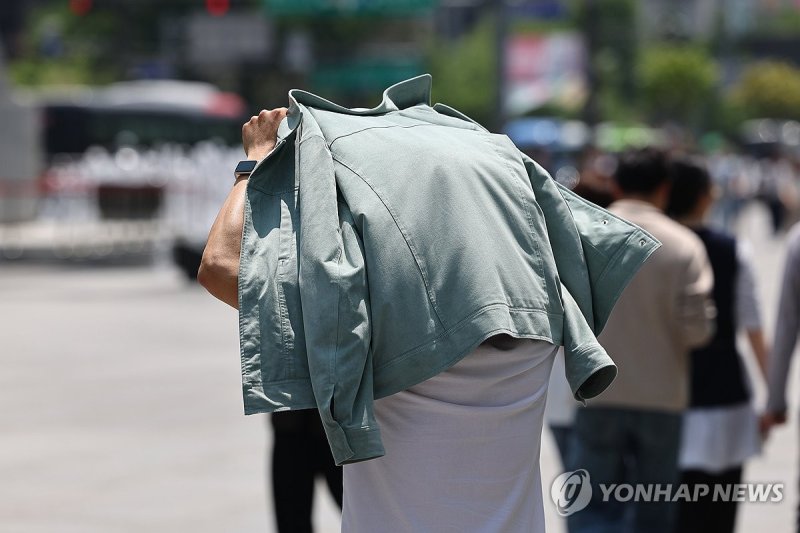 따가운 햇빛 피해 (출처=연합뉴스)