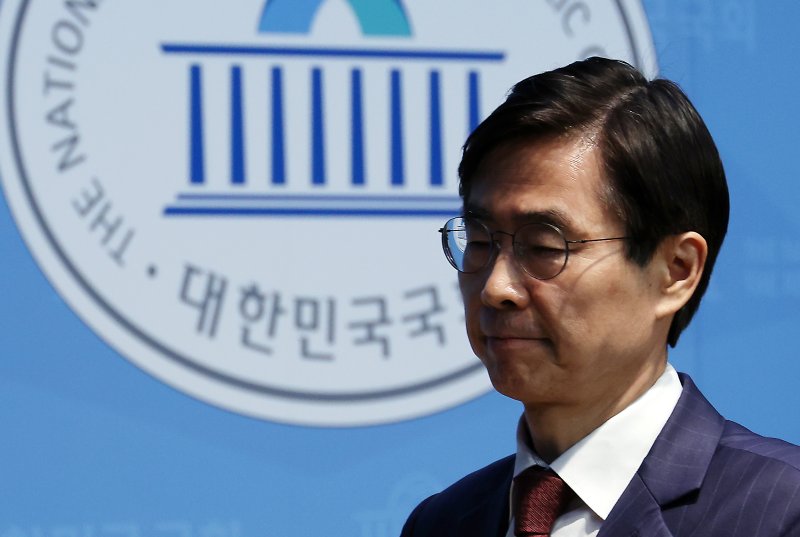 [서울=뉴시스] 김명년 기자 = 국민의힘 당대표 출마선언을 한 조경태 의원이 27일 오후 서울 여의도 국회 소통관에서 '혁신후보 단일화 재촉구 기자회견'을 마치고 이동하고 있다. 2025.07.27. kmn@newsis.com