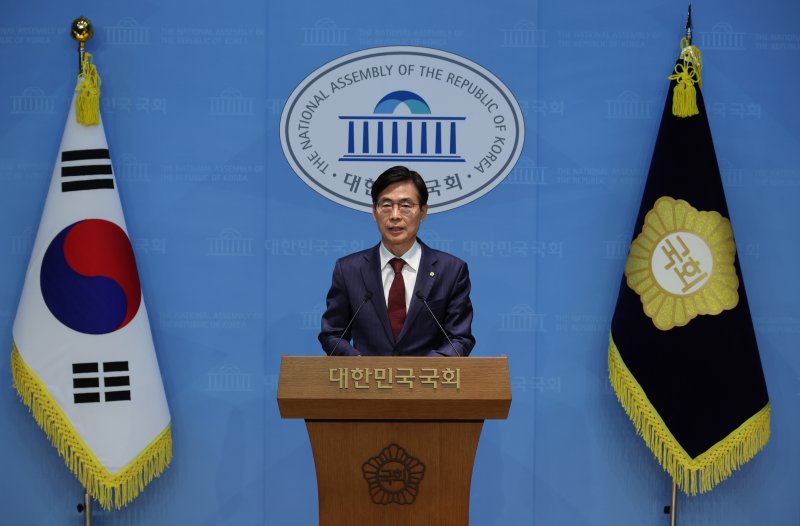[서울=뉴시스] 김명년 기자 = 국민의힘 당대표 출마선언을 한 조경태 의원이 27일 오후 서울 여의도 국회 소통관에서 '혁신후보 단일화 재촉구 기자회견'을 열고 발언하고 있다. 2025.07.27. kmn@newsis.com