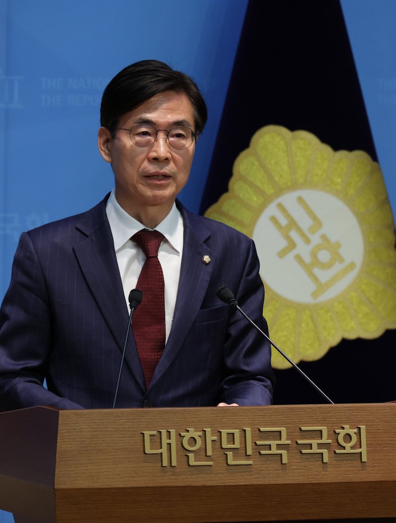 [서울=뉴시스] 김명년 기자 = 국민의힘 당대표 출마선언을 한 조경태 의원이 27일 오후 서울 여의도 국회 소통관에서 '혁신후보 단일화 재촉구 기자회견'을 열고 발언하고 있다. 2025.07.27. kmn@newsis.com