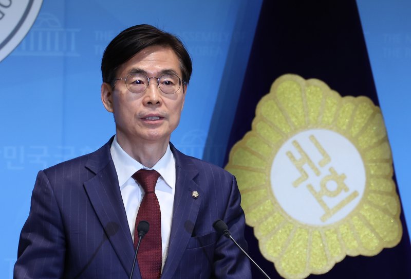 [서울=뉴시스] 김명년 기자 = 국민의힘 당대표 출마선언을 한 조경태 의원이 27일 오후 서울 여의도 국회 소통관에서 '혁신후보 단일화 재촉구 기자회견'을 열고 발언하고 있다. 2025.07.27. kmn@newsis.com