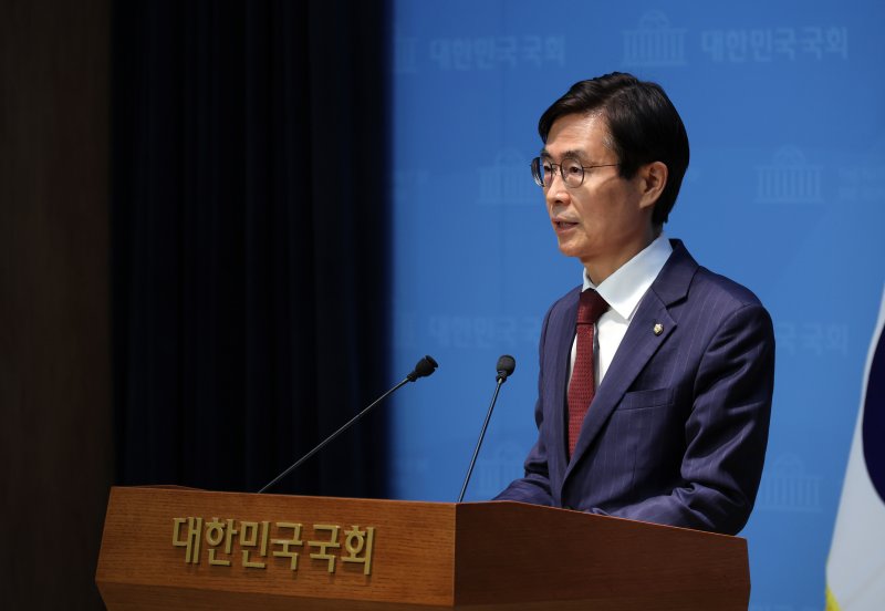 [서울=뉴시스] 김명년 기자 = 국민의힘 당대표 출마선언을 한 조경태 의원이 27일 오후 서울 여의도 국회 소통관에서 '혁신후보 단일화 재촉구 기자회견'을 열고 발언하고 있다. 2025.07.27. kmn@newsis.com