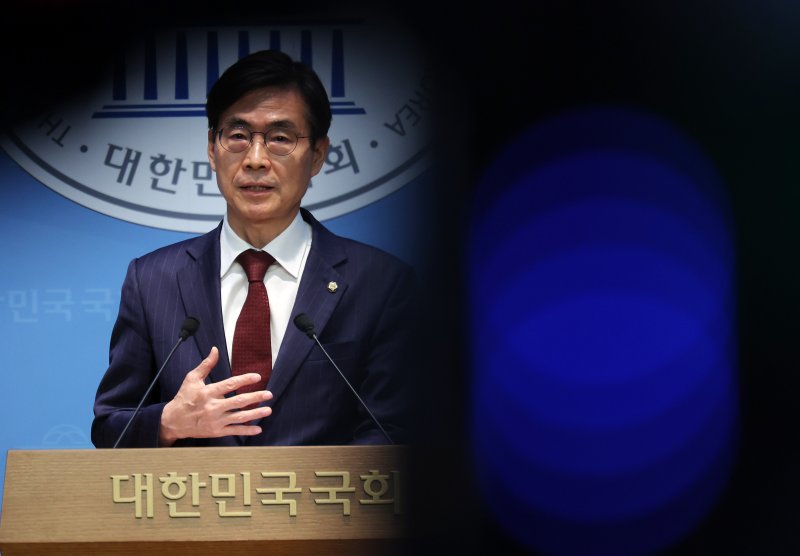 [서울=뉴시스] 김명년 기자 = 국민의힘 당대표 출마선언을 한 조경태 의원이 27일 오후 서울 여의도 국회 소통관에서 '혁신후보 단일화 재촉구 기자회견'을 열고 발언하고 있다. 2025.07.27. kmn@newsis.com