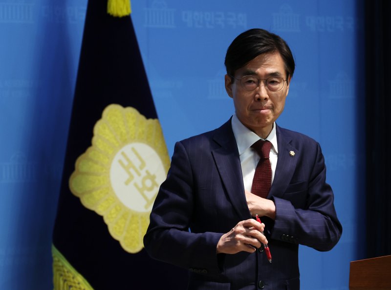 [서울=뉴시스] 김명년 기자 = 국민의힘 당대표 출마선언을 한 조경태 의원이 27일 오후 서울 여의도 국회 소통관에서 '혁신후보 단일화 재촉구 기자회견'을 마치고 이동하고 있다. 2025.07.27. kmn@newsis.com