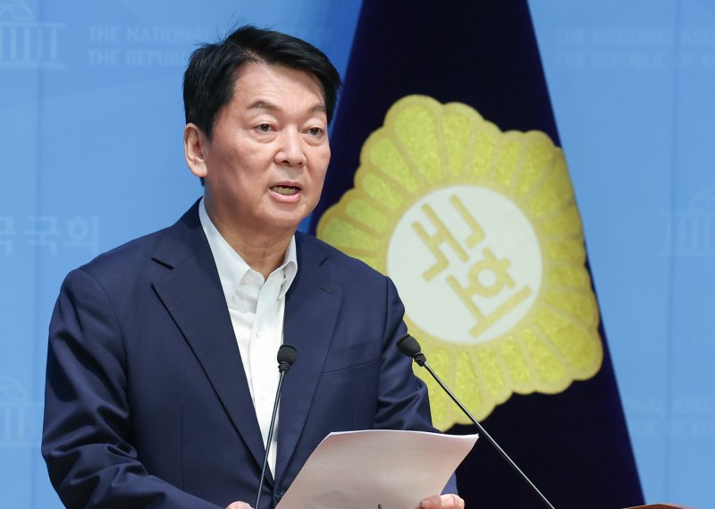 안철수 국민의힘 의원이 21일 오전 서울 여의도 국회 소통관에서 기자회견을 열고 김문수 후보를 향해 '친길(친전한길) 당대표가 되려고 하나'며 비판하고 있다. 2025.7.21/뉴스1 ⓒ News1 안은나 기자