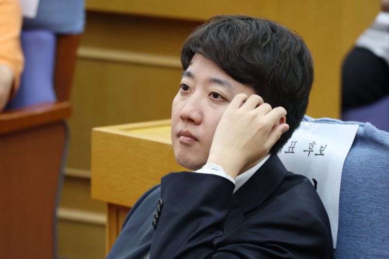 개혁신당 차기 당대표 선거에 단독 출마한 이준석 의원이 13일 오후 서울 여의도 국회에서 열린 개혁신당 제2차 전당대회 1차 온라인토론회에 참석해 있다. 2025.7.13/뉴스1 ⓒ News1 이광호 기자