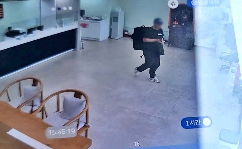 [제주=뉴시스] 20일 오후 제주시 소재 환전소에서 4억원대 현금 도난 사건이 발생했다. 사진은 환전소 내 CCTV에 찍힌 피의자가 훔친 현금을 담은 가방을 들고 빠져나가는 모습. (사진=독자 제공) 2025.07.21. photo@newsis.com
