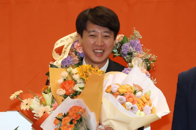 개혁신당 당대표로 선출된 이준석 의원이 27일 오후 서울 여의도 국회에서 열린 당대표 및 최고위원 선출 위한 제2차 전당대회에서 꽃다발을 전달받고 있다. 사진=뉴스1