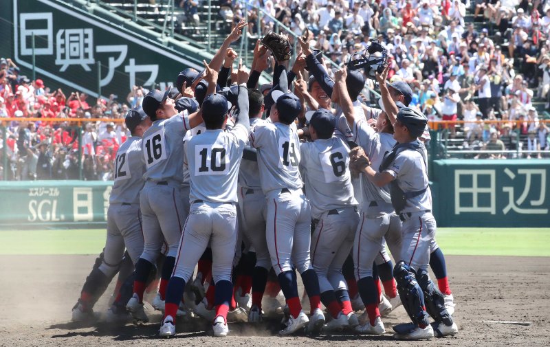 일본 내 한국계 민족학교인 교토국제고교 학생들이 23일 일본 효고현 니시노미야 한신 고시엔구장에서 열린 전국고교야구선수권대회(여름 고시엔) 교토국제고교와 간토다이이치고교 결승전에서 연장 10회 승부치기 끝에 2-1로 승리를 거두고 환호하고 있다. 2024.8.23/뉴스1 ⓒ News1 임세영 기자
