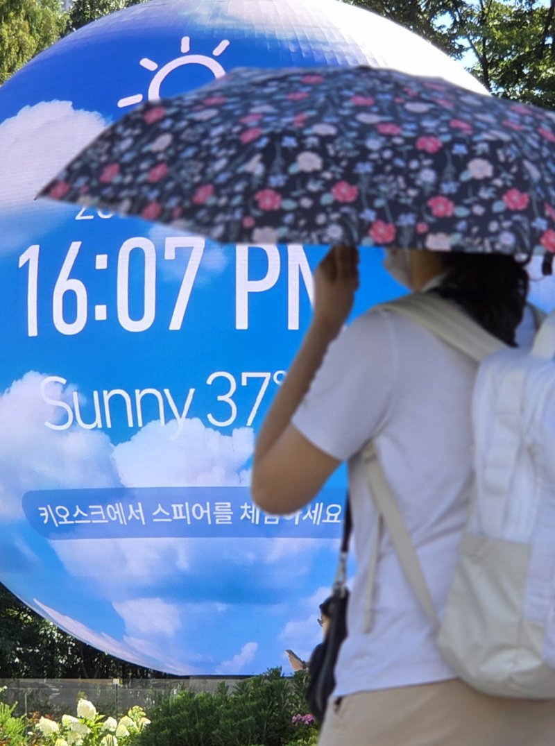 계속되는 폭염 (서울=연합뉴스) 이진욱 기자 = 폭염 경보가 발효 중인 27일 서울 송파구 한 조형물에 현재 온도가 표시돼 있다.