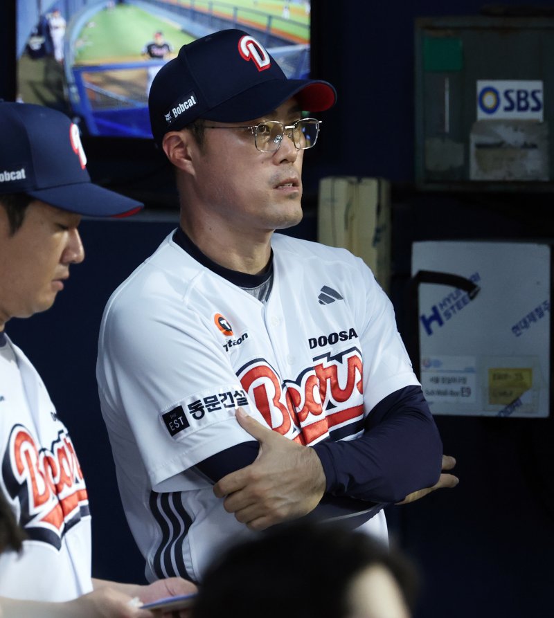 25일 서울 송파구 잠실야구장에서 열린 프로야구 '2025 신한 SOL뱅크 KBO 리그' LG 트윈스와 두산 베어스의 경기에서 조성환 두산 감독대행이 경기를 지켜보고 있다. 2025.7.25/뉴스1 ⓒ News1 오대일 기자