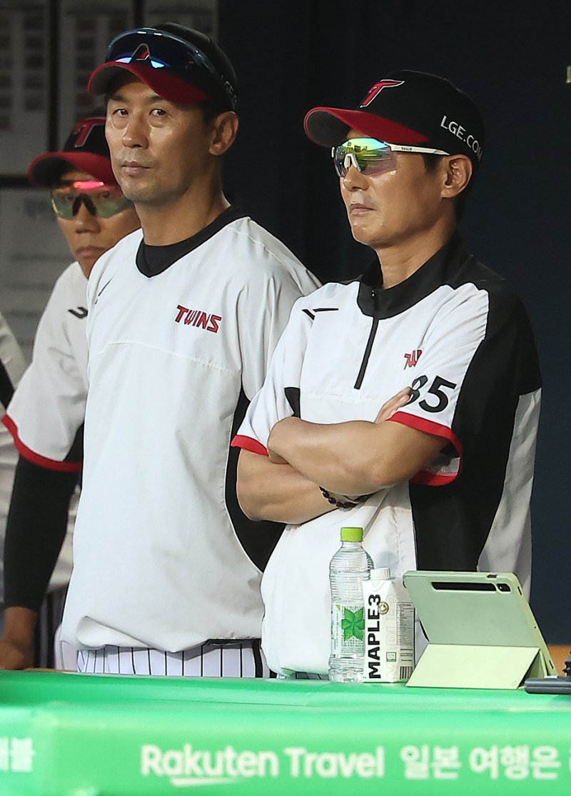 22일 오후 서울 송파구 잠실야구장에서 열린 프로야구 '2025 신한 SOL뱅크 KBO 리그' LG 트윈스와 두산 베어스의 경기, LG 염경엽 감독이 8회초 정우영의 부진한 투구에 굳은 표정을 짓고 있다. 2025.6.22/뉴스1 ⓒ News1 김진환 기자