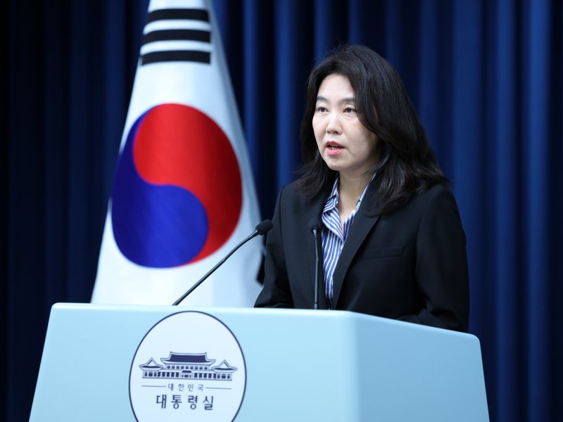 [서울=뉴시스] 고범준 기자 = 강유정 대변인이 27일 서울 용산 대통령실 청사에서 SPC 8시간 초과 야근 폐지 관련 브리핑을 하고 있다. 2025.07.27. bjko@newsis.com
