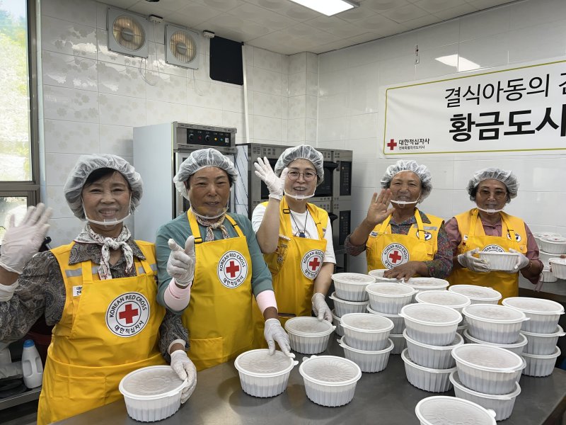 대한적십자사 진안군협의회 회원들이 방학 기간 결식 우려가 있는 진안 지역 아동들을 위해 황금도시락을 조리하고 있다.(대한적십자사 전북지사 제공. 재판매 및 DB금지)