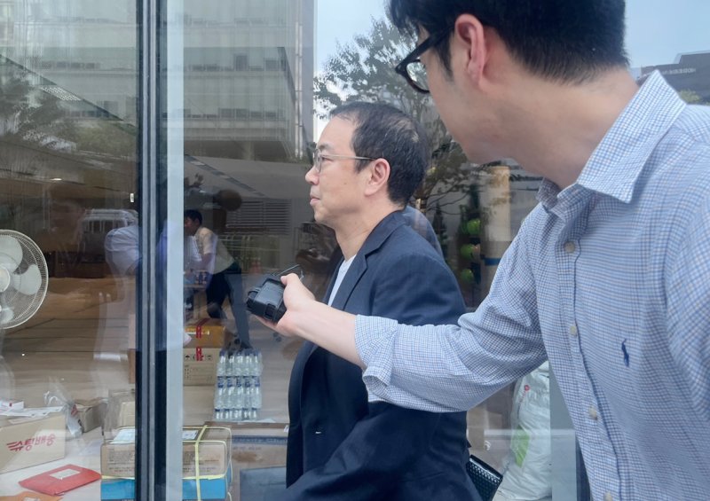 김건희 여사의 코바나 컨텐츠 전시회에 억대 금액을 협찬한 의혹을 받는 송병준 컴투스홀딩스 의장이 26일 오전 서울 광화문에 마련된 김건희 여사 특검 사무실로 조사를 받기 위해 출석하고 있다. 2025.7.26/뉴스1 ⓒ News1 유수연 기자
