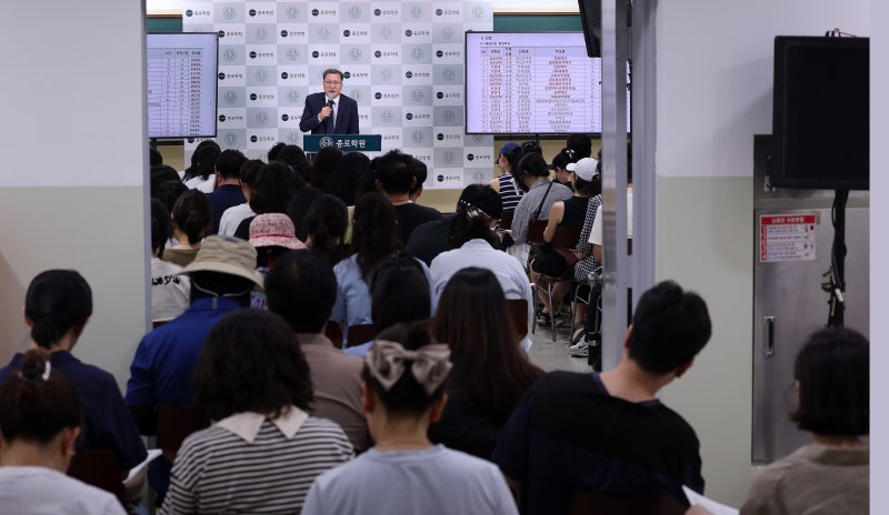 강연장 밖 복도까지… 입시설명회 열기27일 서울 강남구 대치동 강남종로학원 대강당에서 열린 '2026 수시·정시 대학 선택전략 특집 설명회'를 찾은 학부모들이 임성호 종로학원 대표이사의 설명을 경청하고 있다. 뉴스1
