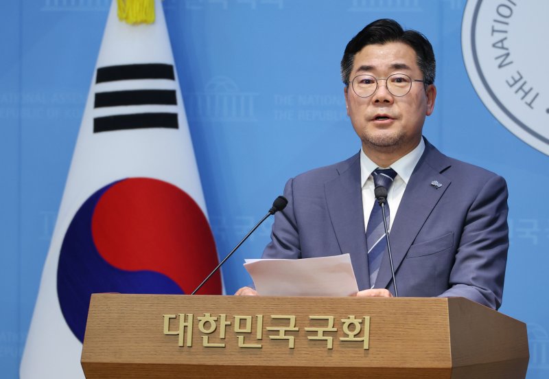 박찬대 더불어민주당 당대표 후보가 27일 오후 서울 여의도 국회 소통관에서 지귀연 판사 관련 입장 발표 기자회견을 하고 있다. 2025.7.27/뉴스1 ⓒ News1 이광호 기자