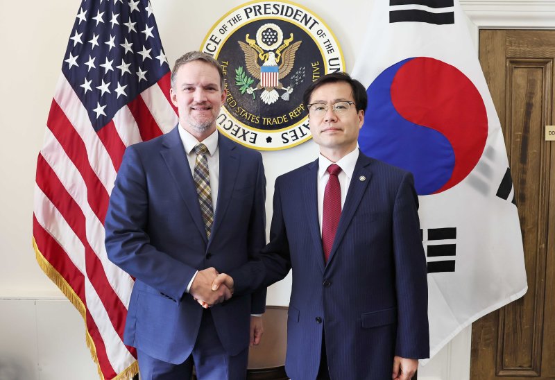 여한구 산업통상자원부 통상교섭본부장(오른쪽)이 지난 25일(현지시간) 미국 워싱턴DC 미국무역대표부 회의실에서 제이미슨 그리어 미국무역대표부 대표와 한미 관세협상 진전 방안 등에 대한 논의에 앞서 기념촬영을 하고 있다. 산업통상자원부 제공