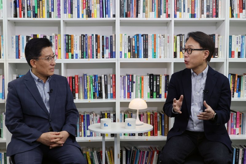 박원곤 이화여자대학교 통일학연구원장(북한학과 교수·오른쪽)과 노동일 본지 주필이 서울 서초구 파이낸셜뉴스 빌딩에서 특별대담을 하고 있다. 사진=서동일 기자