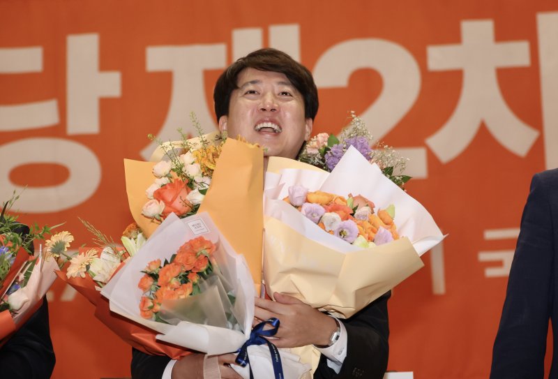 이준석 의원이 27일 개혁신당 당대표로 선출됐다. 서울 여의도 국회에서 열린 전당대회에서 당 대표에 선출된 후, 꽃다발을 받고 활짝 웃고 있다. 뉴시스