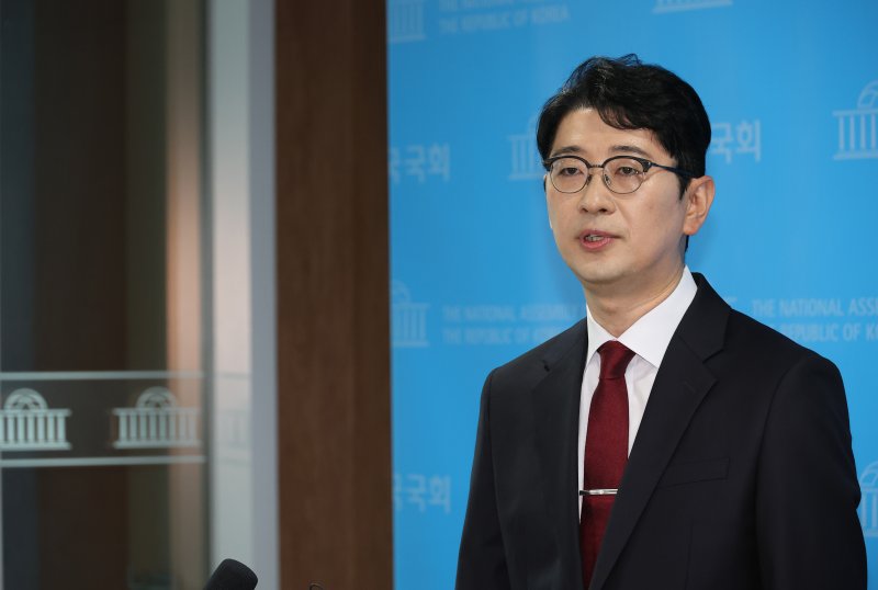 국민의힘 주진우 의원이 지난 24일 서울 여의도 국회 소통관에서 국민의힘 당대표 출마 선언 기자회견을 마치고 취재진의 질문에 답하고 있다. 연합뉴스