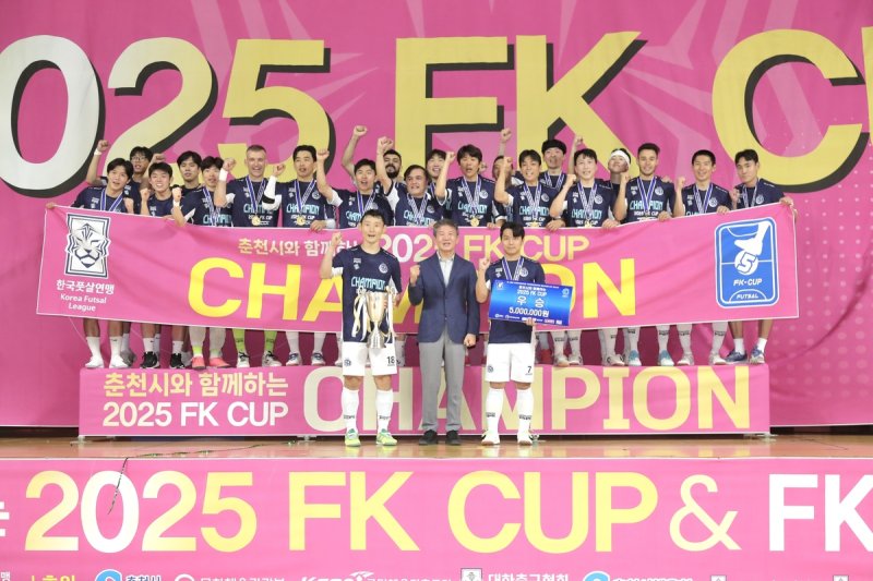 정몽규 대한축구협회장이 FK컵 우승팀에 대한 시상식 이후 기념촬영 (출처=연합뉴스)