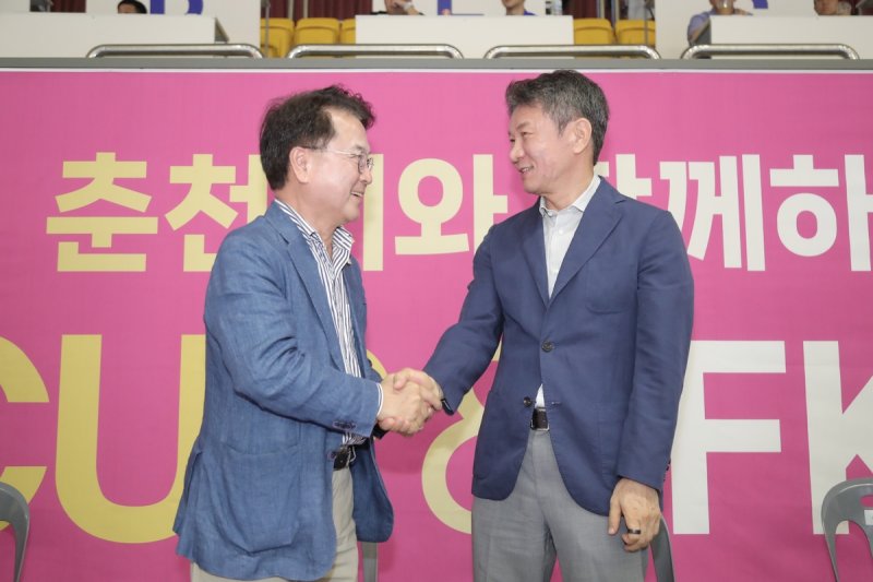 경기장에서 만나 악수하는 육동한 춘천시장(왼쪽)과 정몽규 대한축구협회장 (출처=연합뉴스)