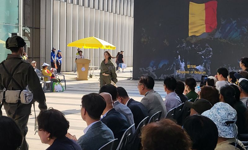 27일 오후 의정부시 신세계백화점 야외 강당(3F)에서 열린 ‘We Art! 언제나 보훈 페스티벌’에서 참전국 군복을 입은 모델들이 워킹을 하고 있다. 사진=김경수 기자