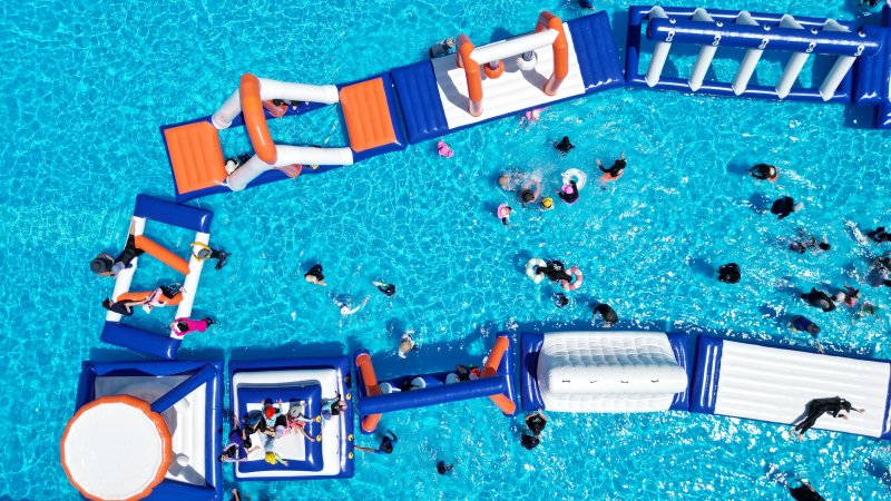 27일 강원 인제군 남면 빙어호 일원에서 열리고 있는 ‘여름愛 인제愛 빠지다’ 축제장 모습. 약 1300평 규모의 대형 물놀이장에서 워터슬라이드 등 다양한 놀이시설을 비롯 수상레저 체험, 육상 액티비티 체험이 운영되는 이번 축제는 8월 10일까지 이어진다. (인제군 제공. 재사용 및 DB금지) 2025.7.27/뉴스1 ⓒ News1 이종재 기자