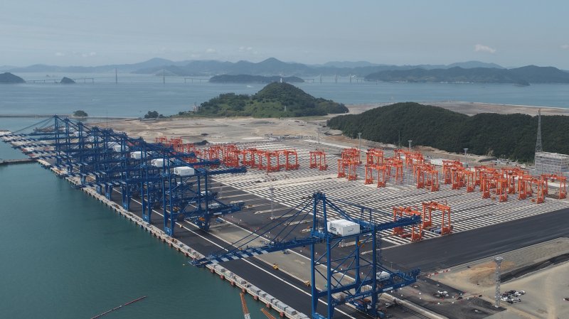 지난해 4월 부산 신항 2-5단계 7부두에 문을 연 국내 최초의 완전 자동화 터미널 부산항만공사 제공