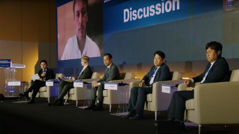 지난 3일 부산항국제전시컨벤션센터에서 열린 '2025 스마트항만 기술산업 국제포럼'에서 참여 패널들이 토론을 하고 있다. 한국해양수산개발원 제공