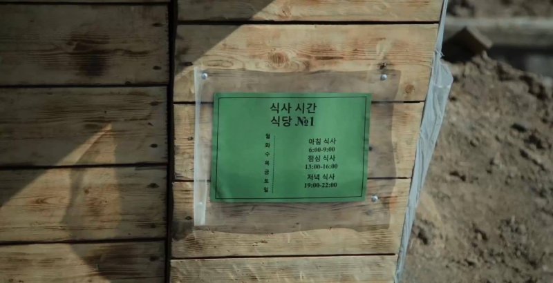 주북 러시아대사관은 27일 사회관계망서비스(SNS)를 통해 고려인 5세 출신의 러시아 언론인 마리나 김이 쿠르스크 지역의 북한군 부대를 방문해 촬영한 영상이 기록영화로 제작된다고 소개했다. (주북러시아대사관 SNS 갈무리)