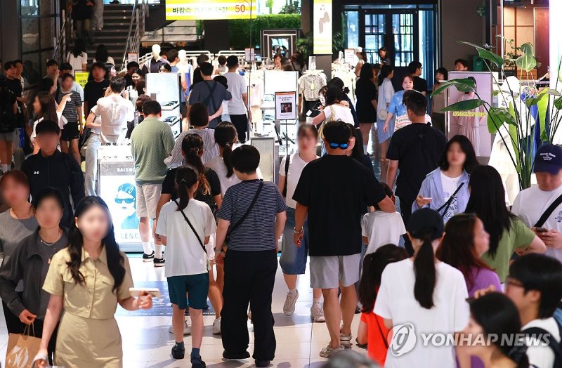 폭염 속 쇼핑몰 나들이 (출처=연합뉴스)