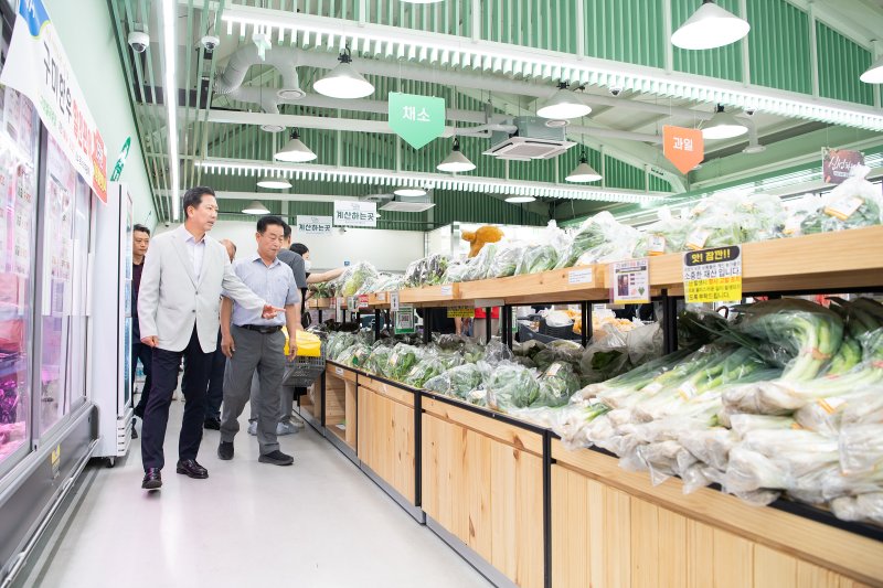 [구미=뉴시스] 로컬푸드직매장 둘러보는 김장호 구미시장. (사진=구미시 제공) 2025.07.06 photo@newsis.com *재판매 및 DB 금지