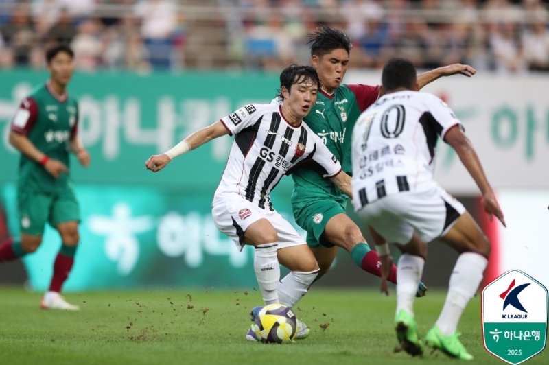 [서울=뉴시스] 프로축구 K리그1 FC서울의 정승원과 대전하나시티즌의 이순민. (사진=한국프로축구연맹 제공) *재판매 및 DB 금지
