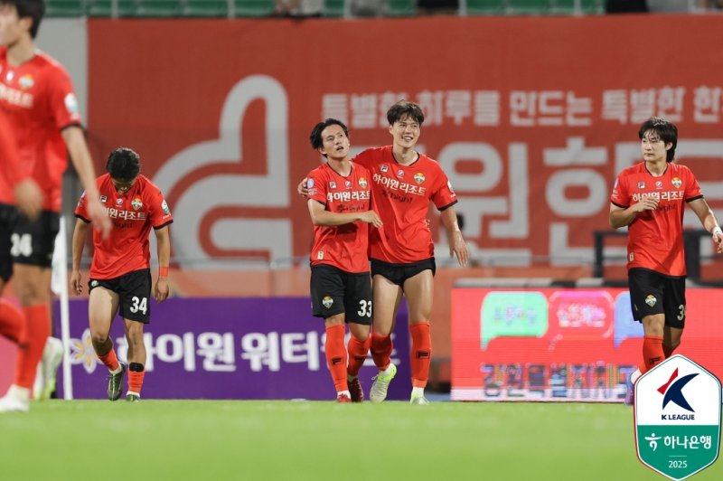 [서울=뉴시스] 프로축구 K리그1 강원FC의 홍철. (사진=한국프로축구연맹 제공) *재판매 및 DB 금지
