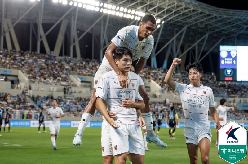 [서울=뉴시스] 프로축구 K리그1 포항스틸러스의 이호재. (사진=한국프로축구연맹 제공) *재판매 및 DB 금지