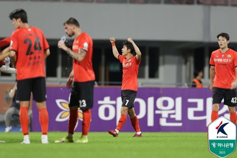 강원FC는 27일 강원하이아레나에서 열린 하나은행 K리그1 2025 24라운드 울산HD와 홈 경기에서 2-2로 비겼다. (한국프로축구연맹 제공)