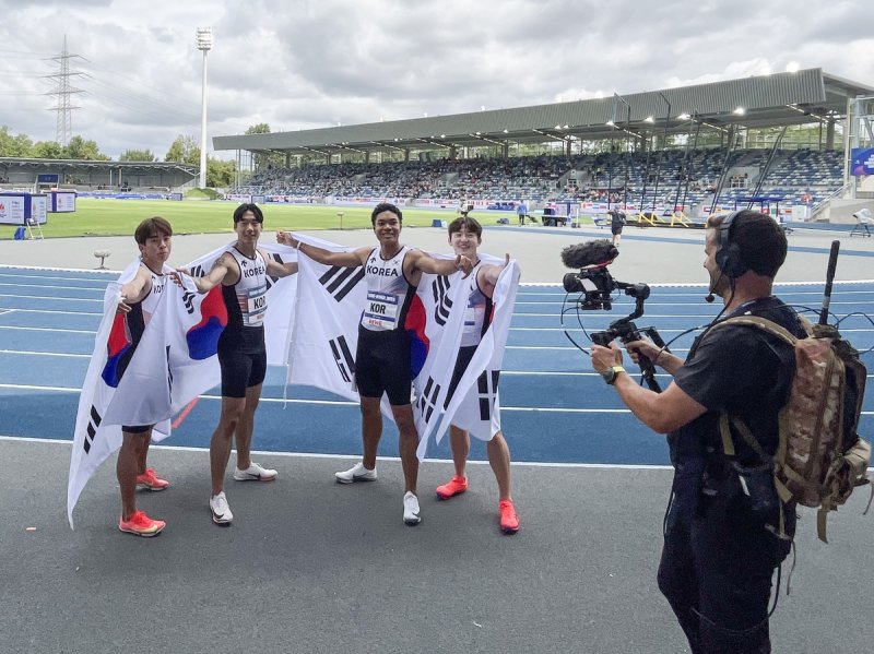 한국 육상 남자 계주 400m 대표팀, 하계U대회 우승 (출처=연합뉴스)