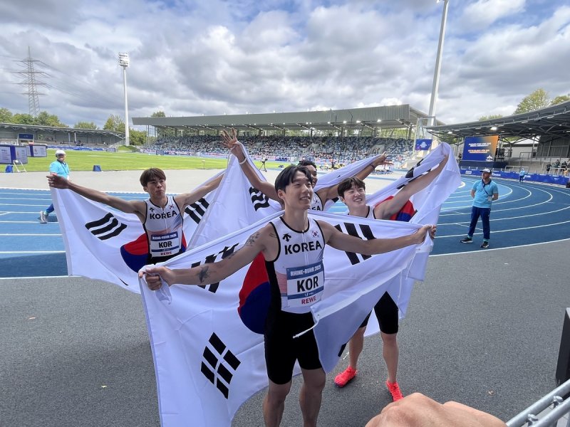 한국 육상 남자 계주 400m 대표팀, 하계U대회 우승 (출처=연합뉴스)