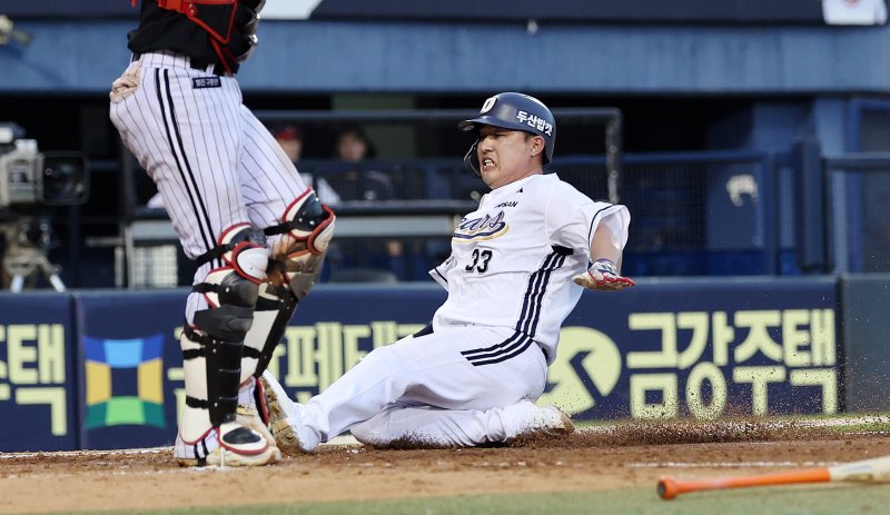 27일 서울 송파구 잠실야구장에서 열린 프로야구 '2025 신한 SOL뱅크 KBO 리그' LG 트윈스와 두산 베어스의 경기, 4회말 무사 1, 3루 상황 두산 정수빈의 역전 1타점 희생플라이 때 3루 주자 김인태가 홈으로 슬라이딩으로 세이프되고 있다. 2025.7.27/뉴스1 ⓒ News1 박지혜 기자