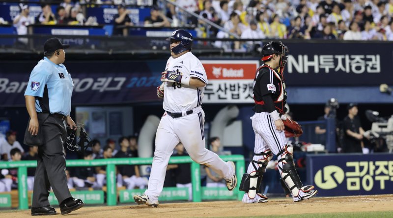 27일 서울 송파구 잠실야구장에서 열린 프로야구 '2025 신한 SOL뱅크 KBO 리그' LG 트윈스와 두산 베어스의 경기 8회말 2,3루 상황 LG 박계범의 희생플라이아웃 때 김기연이 홈으로 들어와 득점에 성공하고 있다. ⓒ News1 박지혜 기자